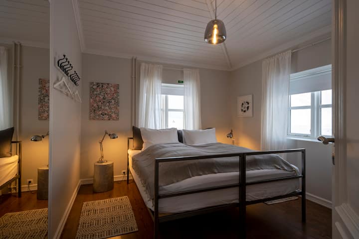 غرفة النوم الثانية - سرير كينج في الطابق الأول.
الفن من خلال:
1) الرسم بواسطة نينا Magnúsdóttir - ninamagnusdottir
2) الرسم بواسطة غابرييلا Friðrikdsottir -   gabriela