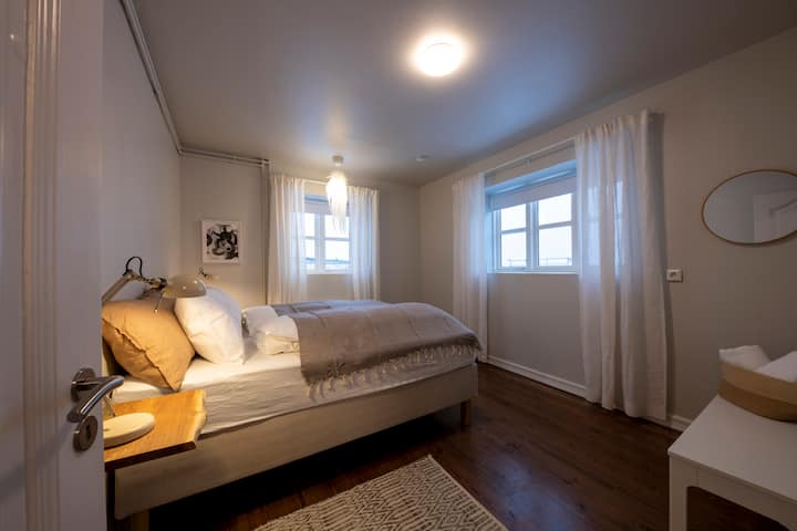 تقع غرفة النوم 3 في الطابق الأرضي، وهناك درجتان للأسفل.  يوجد في نفس الطابق حمام واسع مع دش زجاجي ومرحاض وغسالة ملابس ومقعد خشبي.  أيضًا قاعة لتعليق الملابس الخارجية وتغييرها إلى نعال. 