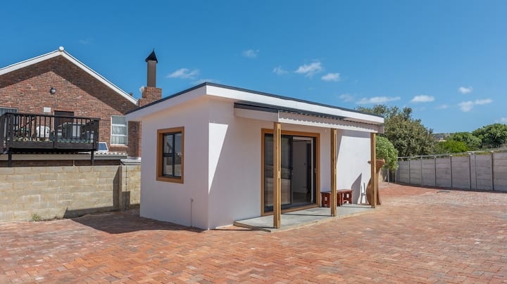 Flatlet At Guesthouse, With Pool - Struisbaai