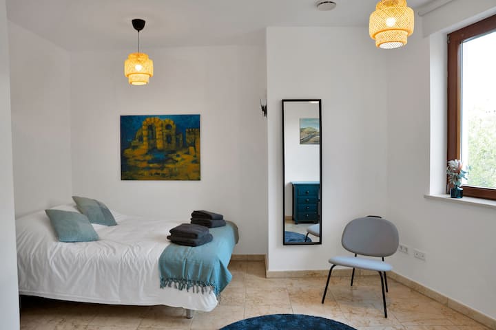 De slaapkamer op de begane grond.