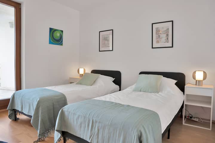 De tweede slaapkamer op de bovenste verdieping, met 2 eenpersoonsbedden.