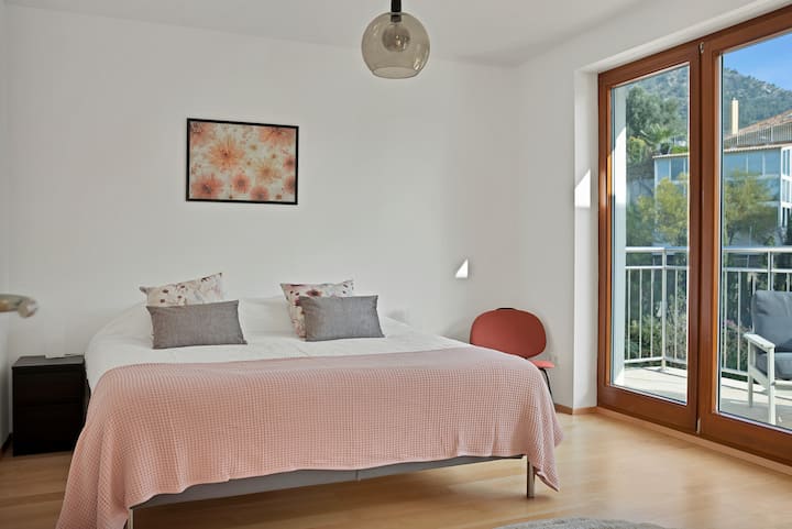 De derde slaapkamer op de bovenste verdieping, met een heerlijk 180x200 bed.