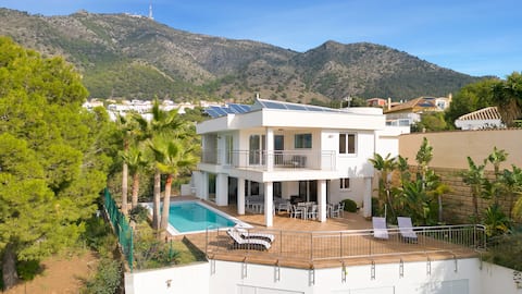 Luxury Villa - Heated Pool - Sea View - Privacy!