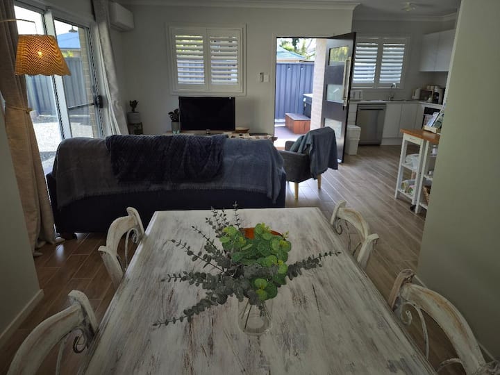 Ჩვენ გვაქვს დამატებითი კომფორტული სკამი და ოტმანი, რომ გაჭიმოთ და დაისვენოთ. 