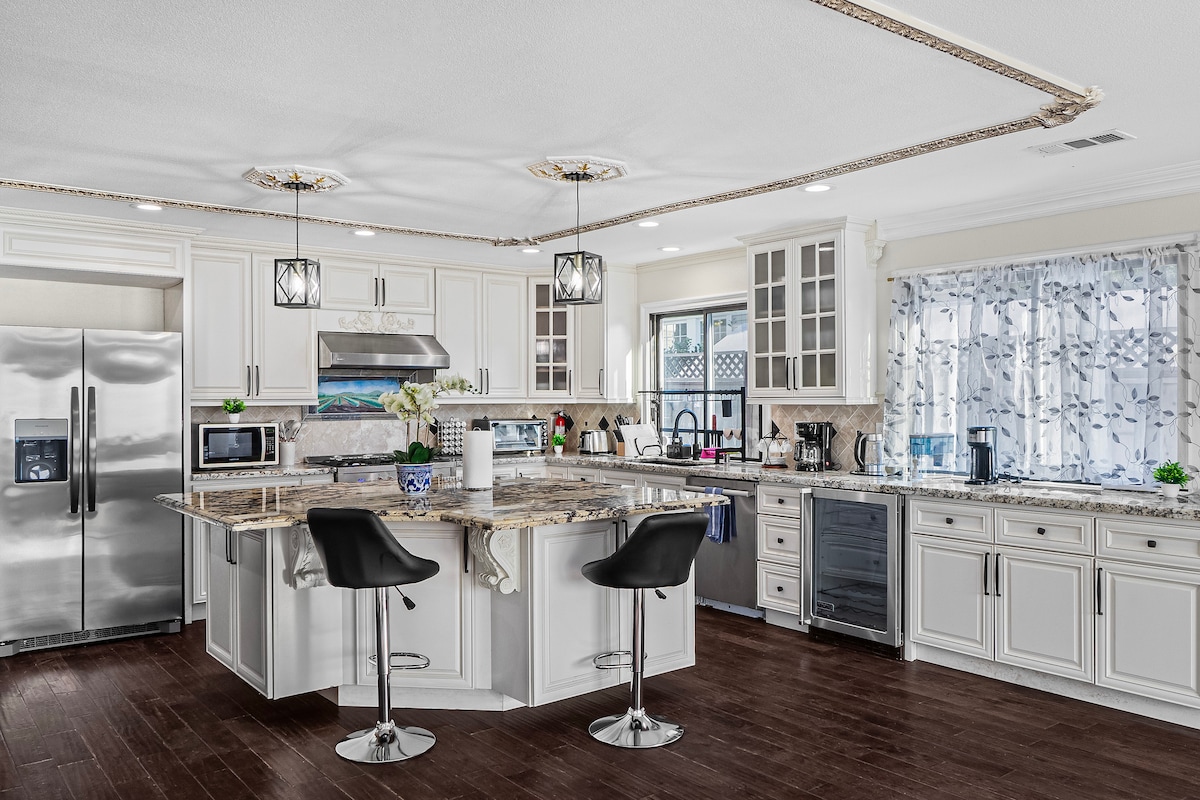 Popular Airbnb listing: Spaciour 4Br 4Bth Stunning house with Free Parking in San Jose University