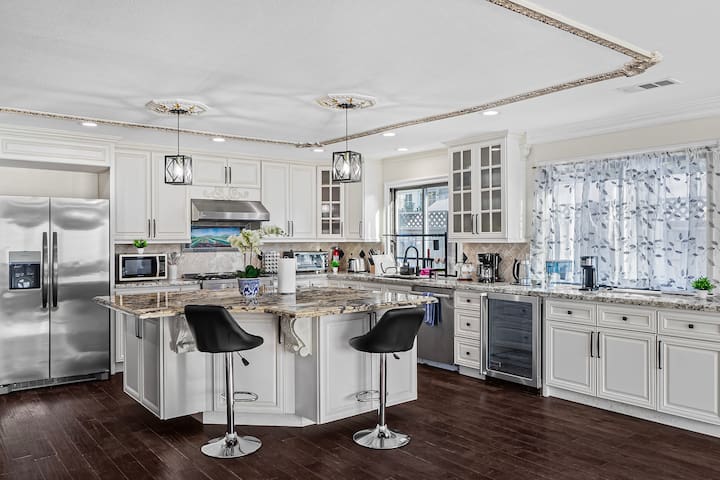 Spaciour 4Br 4Bth Stunning house with Free Parking