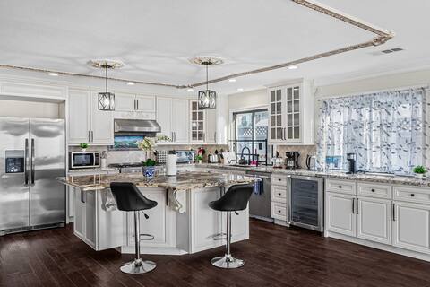Popular Airbnb listing: Spaciour 4Br 4Bth Stunning house with Free Parking in San Jose University