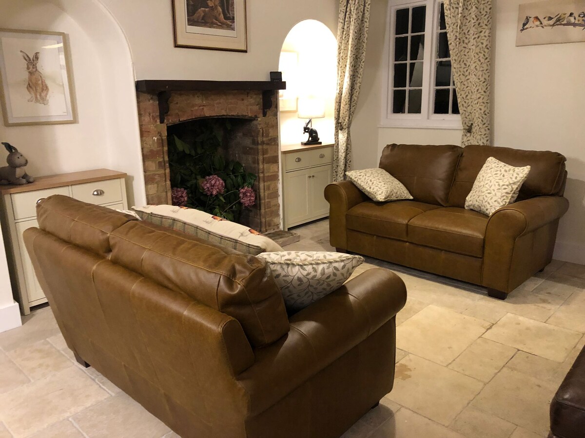 Top Airbnb: Cosy Modern Pretty Country Cottage in Warwickshire