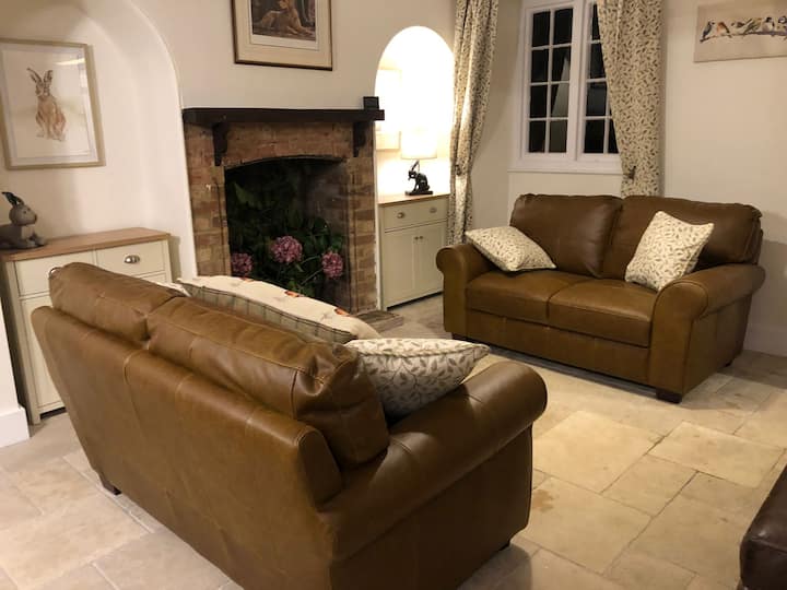 Cosy Modern Pretty Country Cottage - Cotswolds
