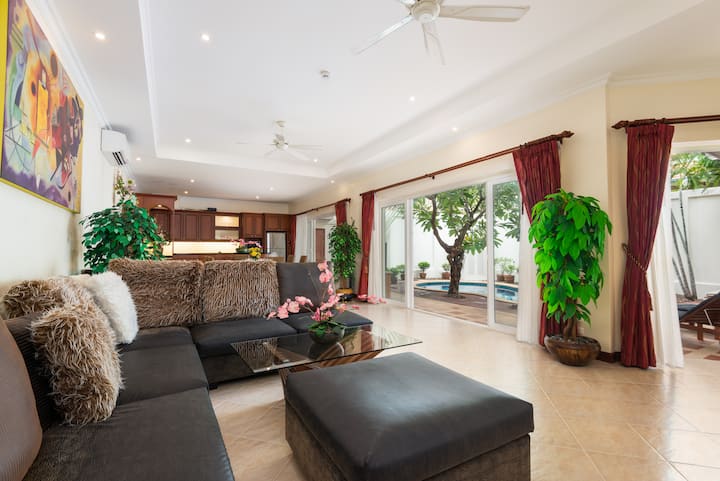Luxury 2 Br Pool Villa Pratamnak Soi5-50m To Beach - 芭達雅