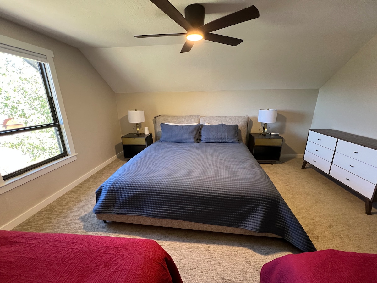 Upstairs King Room with 2 Extra twin beds.