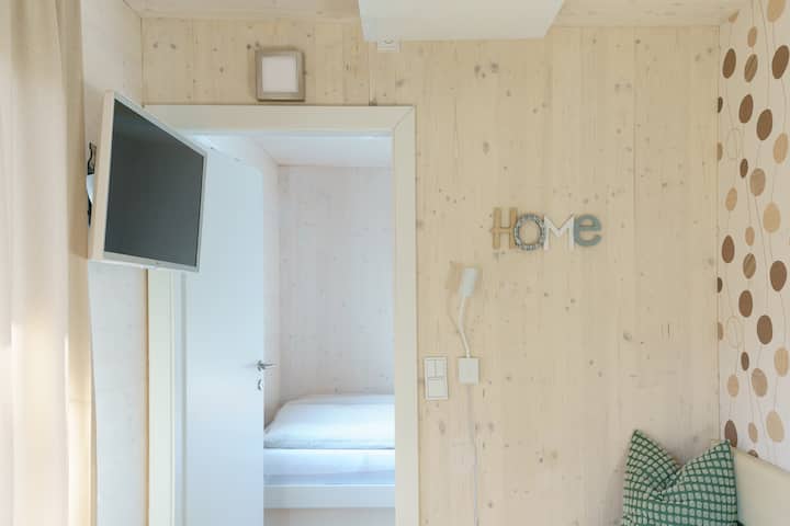 Schlafzimmer 1