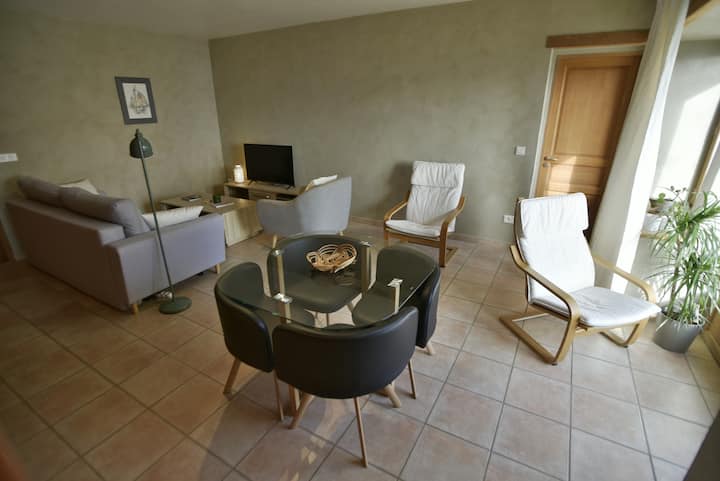 Estancia con zonas de relax y juegos.