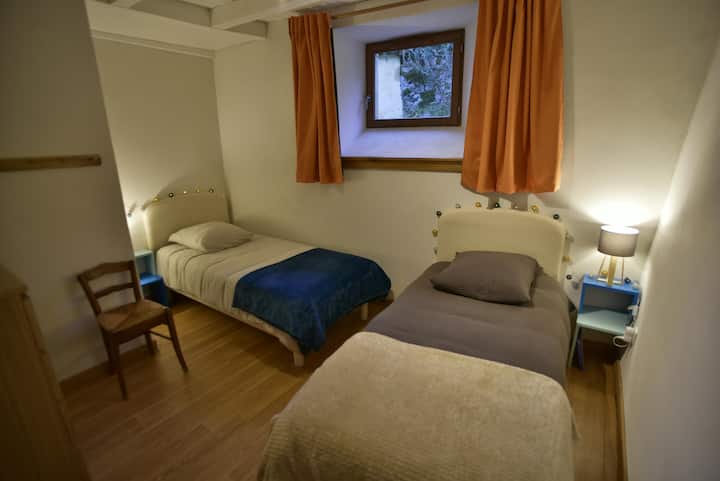 Habitación pequeña con 2 camas de 90x190.