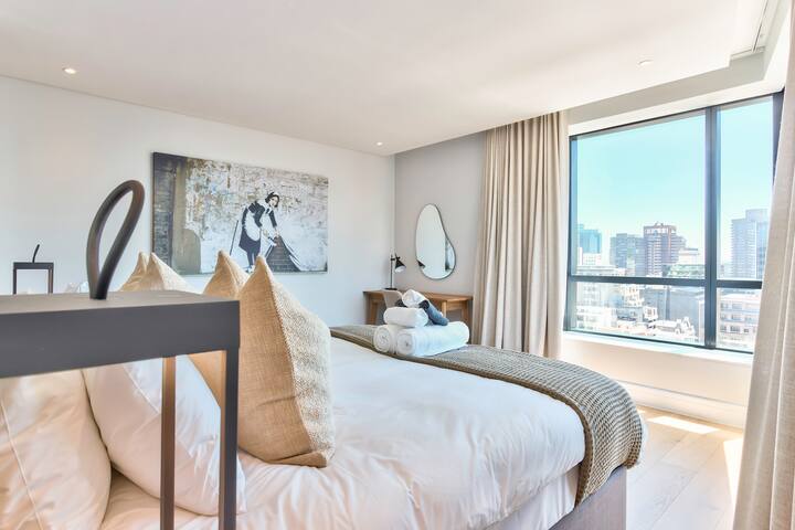 18th floor penthouse with mountain views gallery image 4