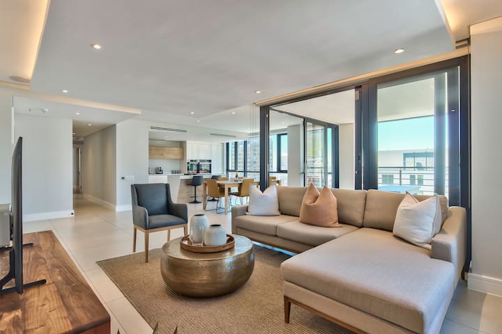 18th floor penthouse with mountain views