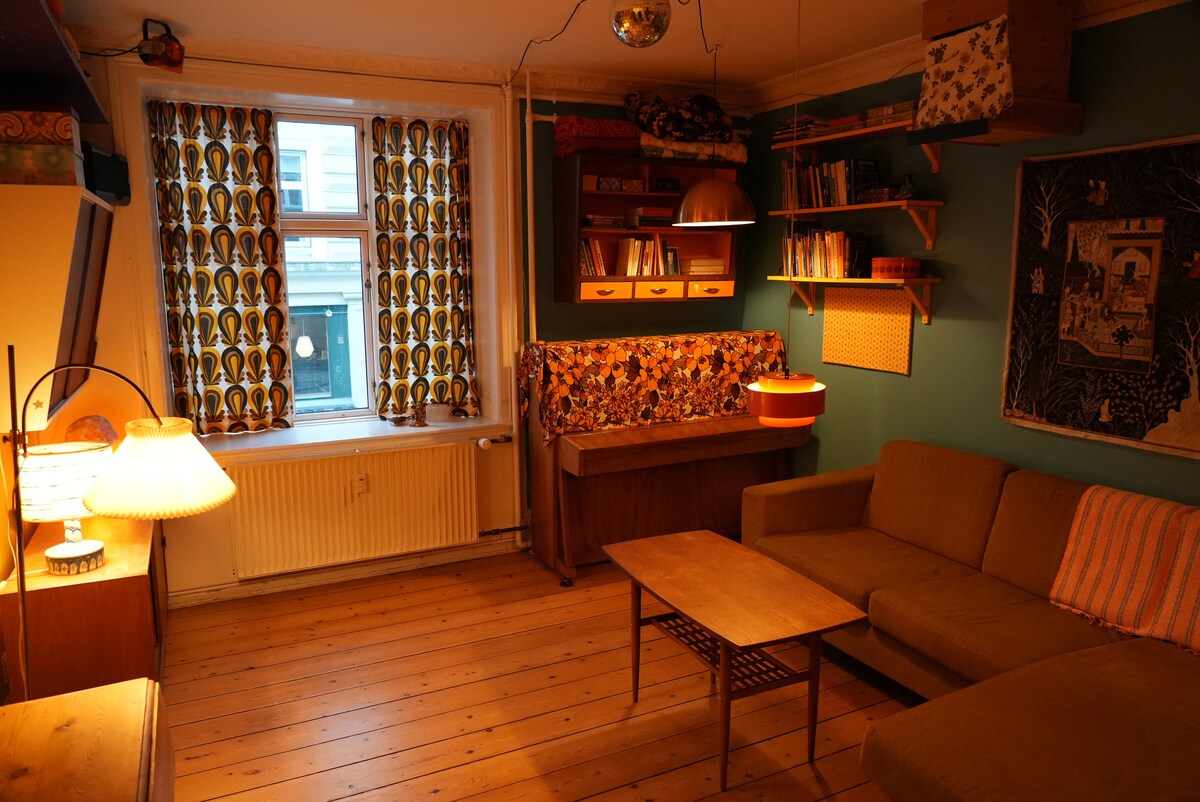 ห้องนั่งเล่นที่อบอุ่นและกว้างขวาง โซฟามีขนาดใหญ่พอที่จะนอนได้จริงๆและมีฟูกเสริมหลังประตู