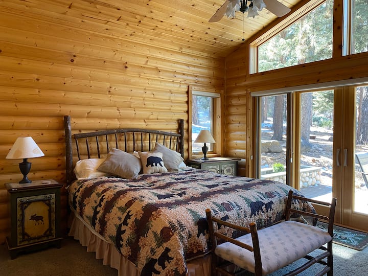 Hoofdslaapkamer met kingsize bed en ...het bos.