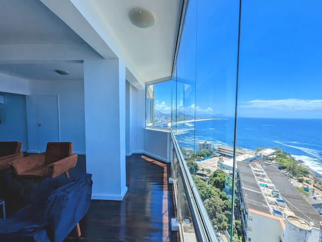 ADV010 Loft with 2 suites and panoramic views