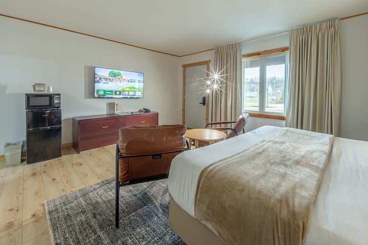 Charming Chalet King Deluxe Room - New Glarus, WI