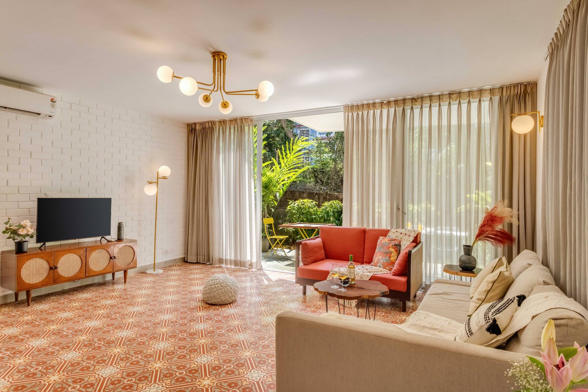 Stylish 2BR Apartment with Pool near Candolim and Coco Beach