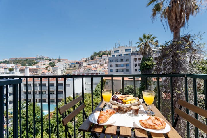 Apt with Castle Views in the Heart of Lisbon