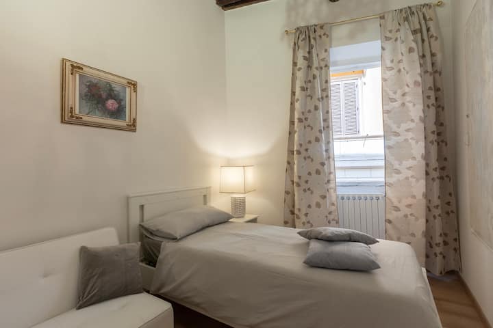 توفر غرفة النوم الثانية سريرًا فرديًا مريحًا، مع أريكة وطاولة بجانب السرير بجانبها. هناك أيضًا خزانة مريحة لأمتعتك ومتعلقاتك الشخصية، وتضيء النافذة، المجهزة بالستائر، الغرفة بأكملها