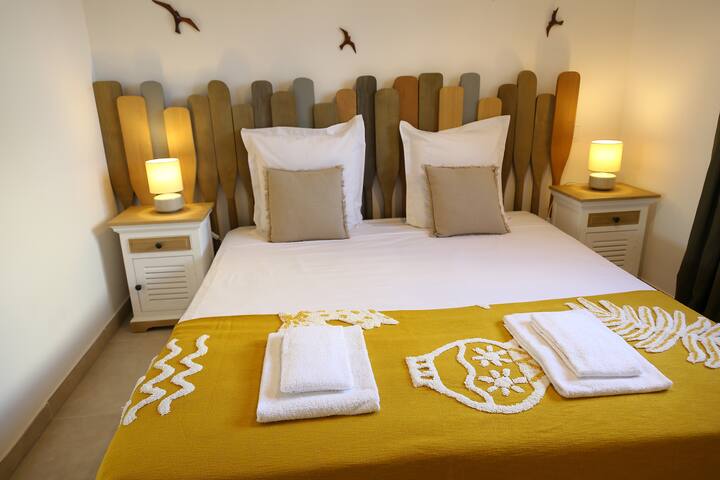 Spavaća soba 3 s 2 kreveta na 90 kreveta i mogućnošću da ih zalijepite kako biste namjestili krevet na 180 kreveta