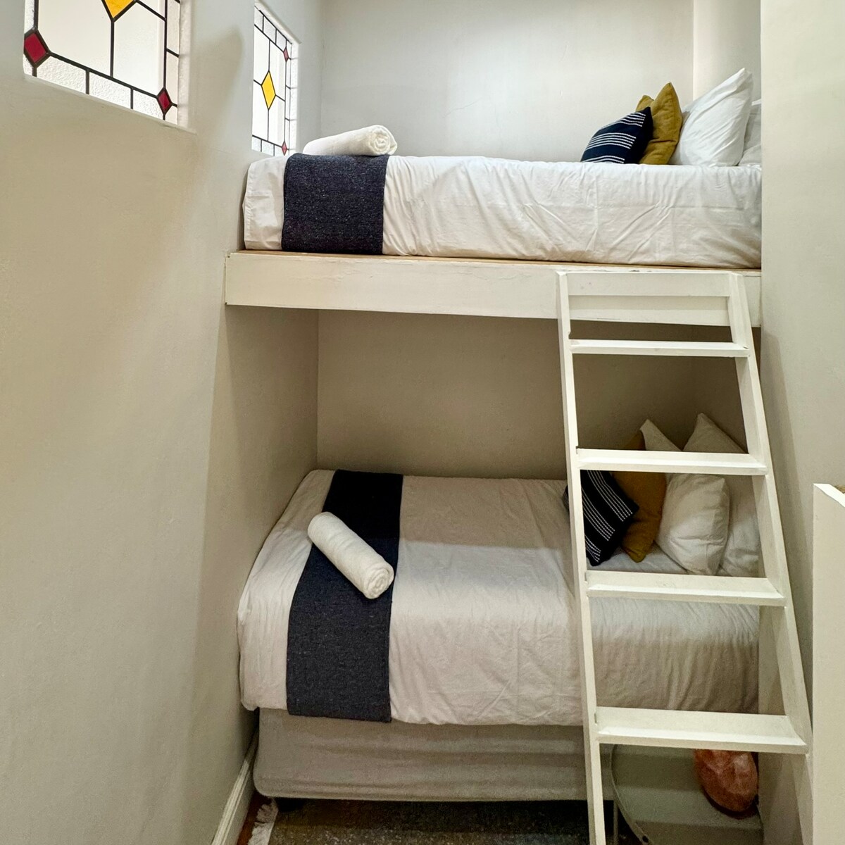 هذه الغرفة الأنيقة ذات الطابقين مع مراتب مزدوجة القاعدة، والملمس المريح، والنوافذ الزجاجية الملونة مستوحاة من ألوان الشاطئ الناعمة في كيب تاون والطاقة الساحلية - مساحة مرحة ومريحة للمسافرين أو الأصدقاء أو الطلاب أو الأطفال.
