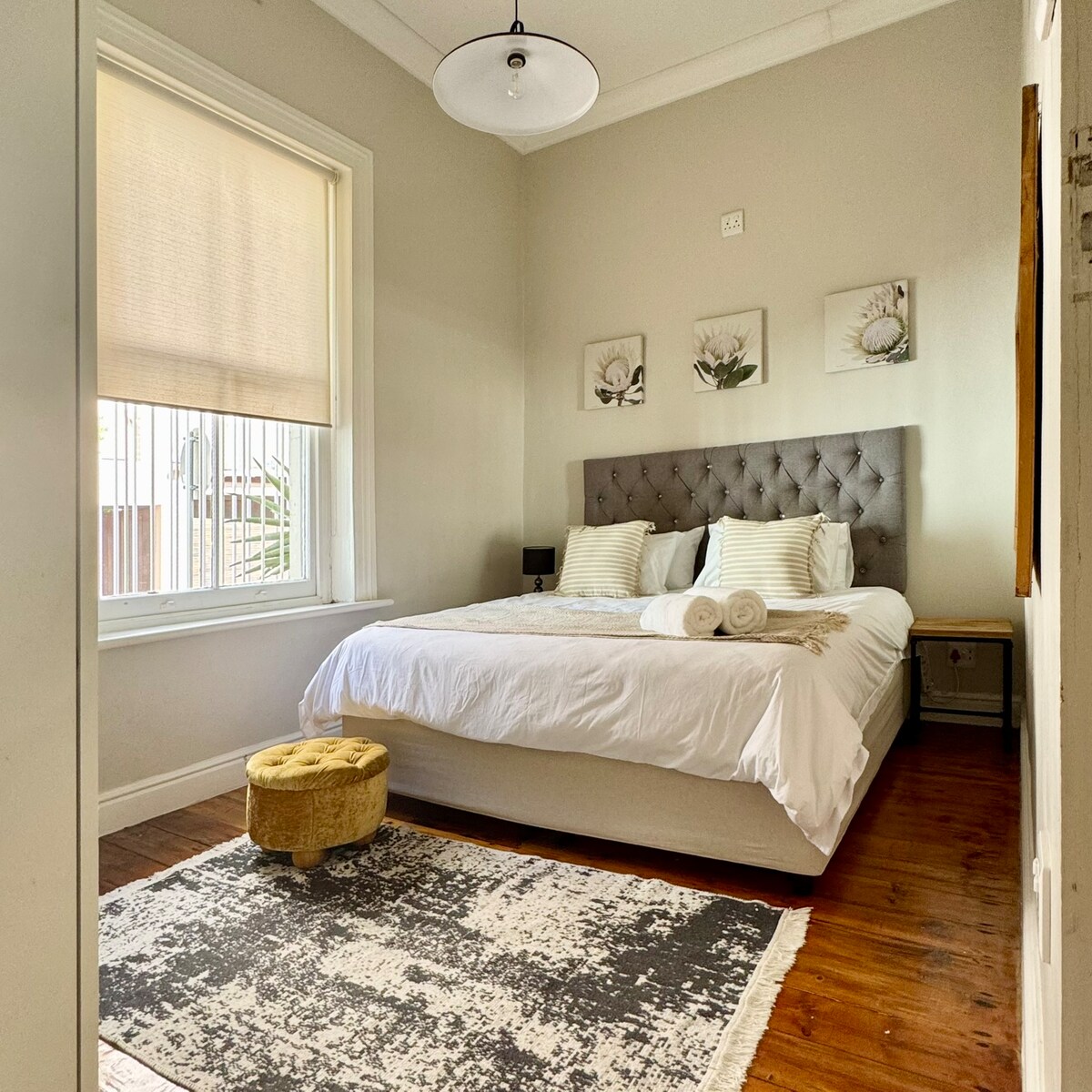 تتميز غرفة النوم الرئيسية الهادئة والجذابة بسرير فخم بحجم كينج وألوان محايدة ناعمة وبياضات جديدة. الضوء الطبيعي والطاقة الهادئة تجعلها المكان المثالي لإعادة الشحن بعد يوم في المدينة.
