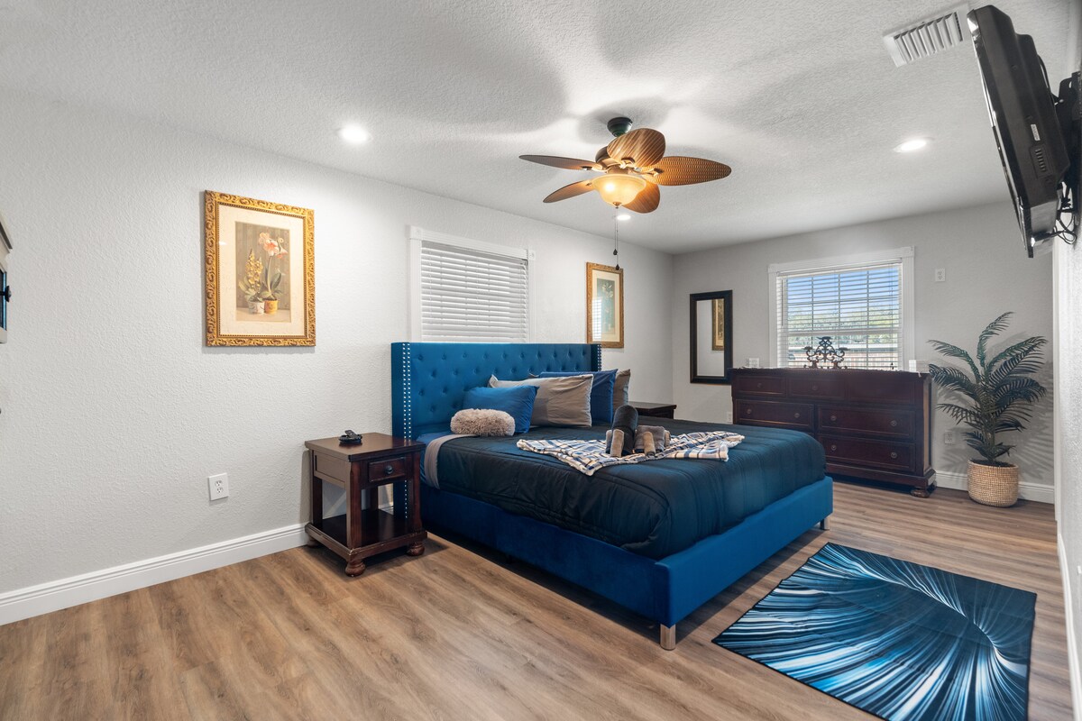 Голямо двойно легло с място за съхранение на дрехи и смарт телевизор