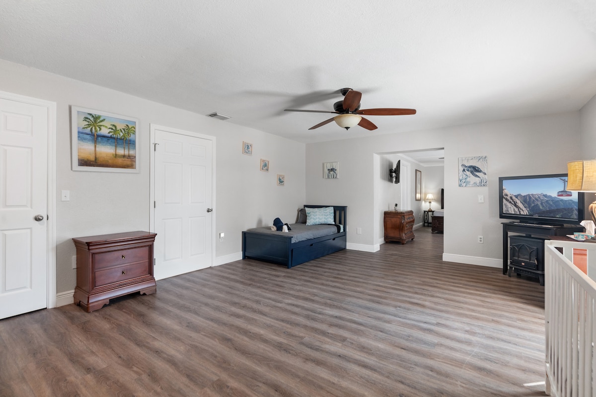 Детска стая: двойно легло + разтегателен диван + бебешко креватче 