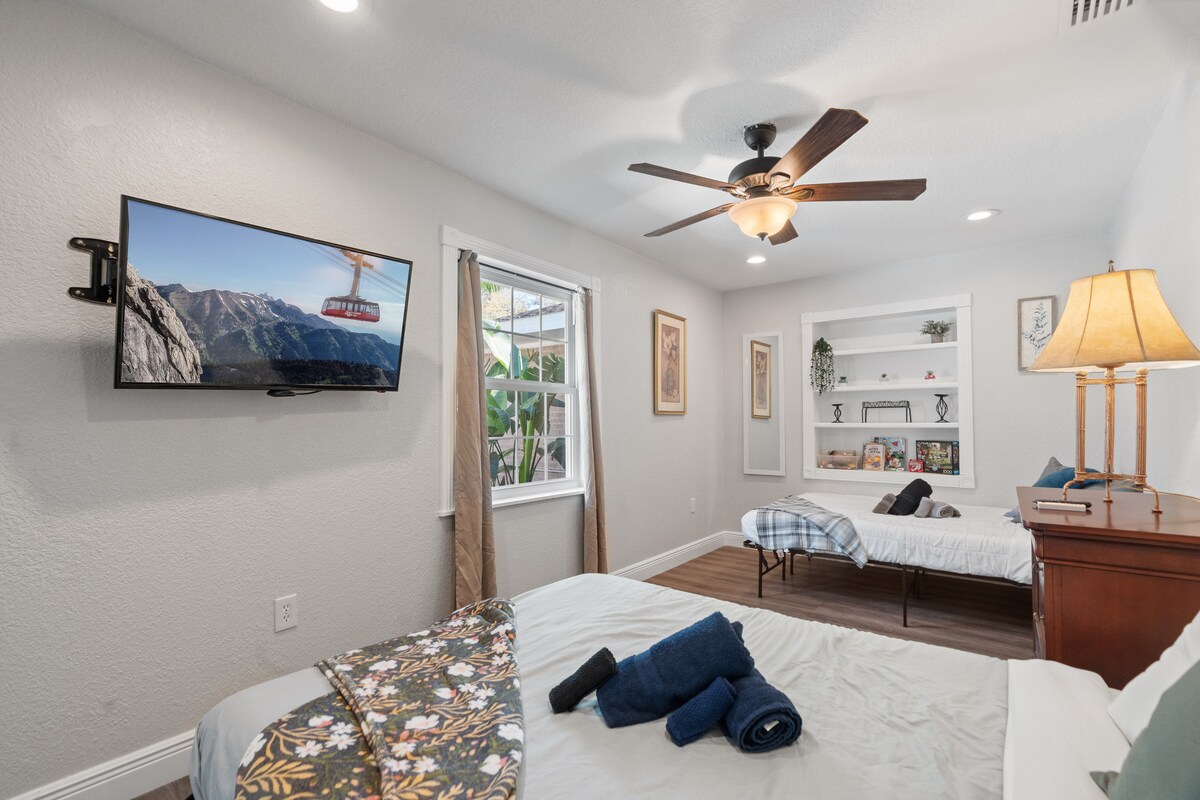 Легла в пълен размер със смарт телевизор и място за съхранение на дрехи 