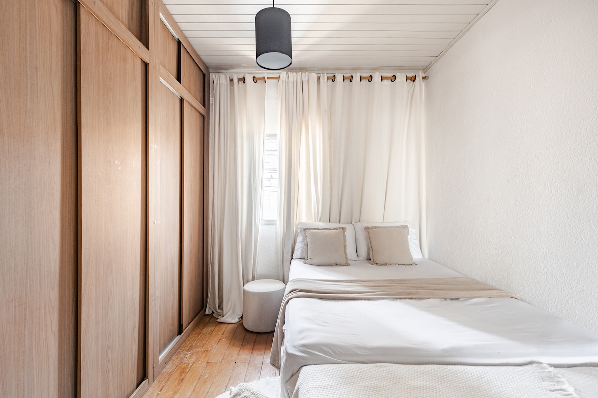 Dormitorio 2: acogedor, colchón súper cómodo y ropa de cama suave.