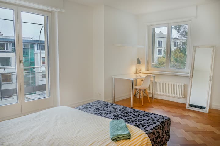 Тивка соба од 22 м² со простор за работа и природна светлина