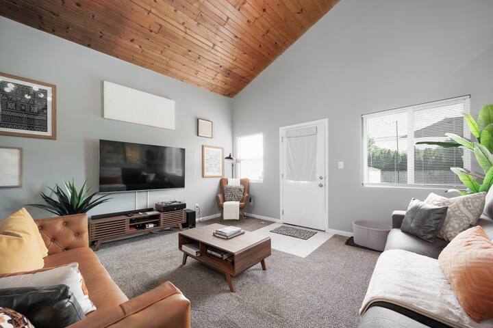 The Overlook: movie theater, hot tub, patio gallery image 3