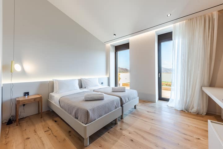 Bedroom 3 with 2 single beds