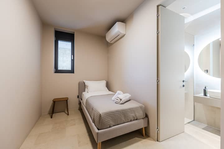 Bedroom 5 with 1 single bed and 1 portable bed 