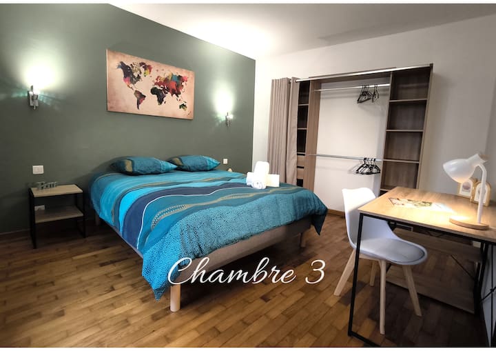 Habitación con aire acondicionado y cama de matrimonio (160 cm), colchón de muelles, gran vestidor, espacio de oficina.
Se proporcionan sábanas y toallas.