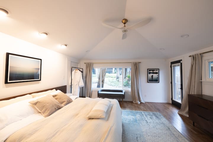 Nije li ovo savršeno utočište? Opustite se u ovom privlačnom bračnom krevetu - vašem idealnom prostoru za vrhunsku udobnost i odmor.