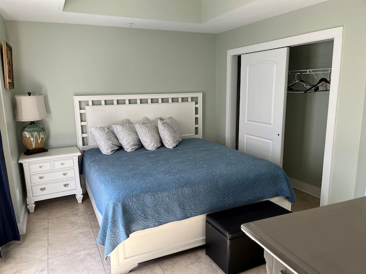 Спална соба на 2 кат со брачен кревет и приватна бања