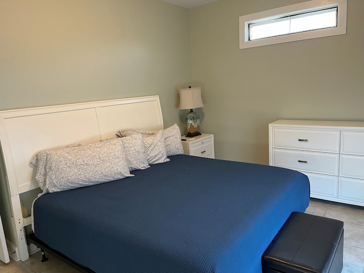 Главна спална соба на главниот кат со приватна бања