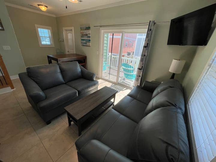 Huskies Ocean Retreat - Just Steps To The Beach! - Myrtle Beach, SC