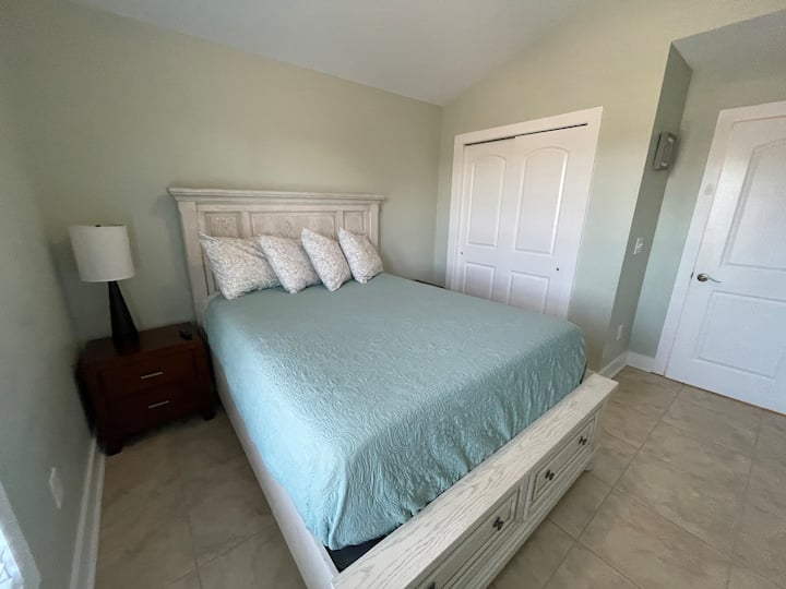 Спална соба на 2-ри кат со брачен кревет