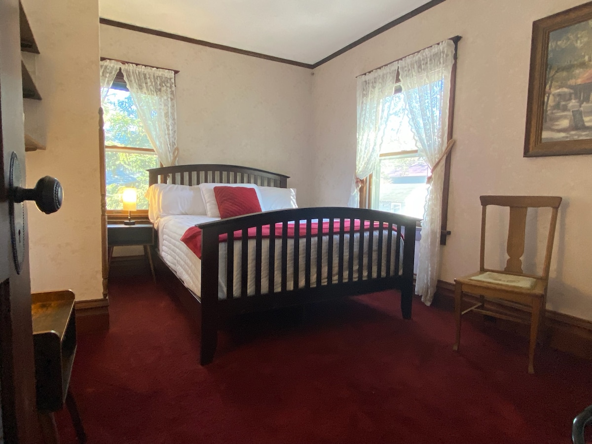 توفر "الغرفة الحمراء" إطلالات على شروق الشمس والحديقة مع سرير متوسط الحجم.