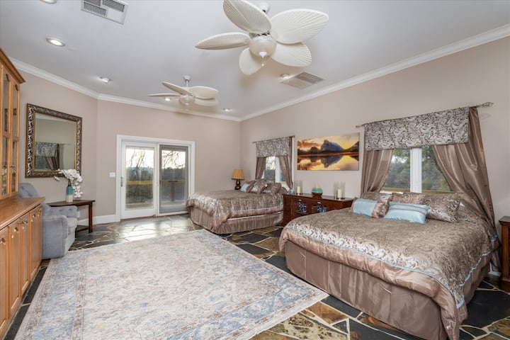 Chumba hiki cha kulala ni sehemu ya kujitegemea zaidi ndani ya nyumba kuu, iliyo na bafu kamili la kujitegemea na kabati lenye nafasi kubwa. Nyumba kuu