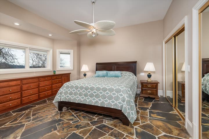 Chumba hiki kinashiriki bafu kubwa lenye nafasi kubwa na Chumba cha 2 na kinafikika kupitia Chumba cha 2, na kukifanya kuwa mpangilio mzuri kwa familia kufurahia bawa hili la kujitegemea la Nyumba Kuu