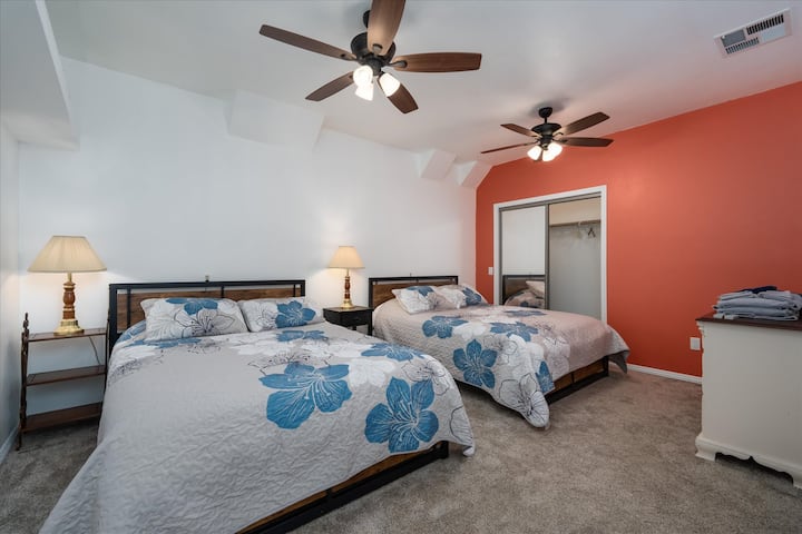 Chumba hiki chenye nafasi kubwa kiko chini kando ya Chumba cha 5 cha kulala na kina mlango wake tofauti, jiko na sehemu ya kuishi, kinachotoa faragha na urahisi. 