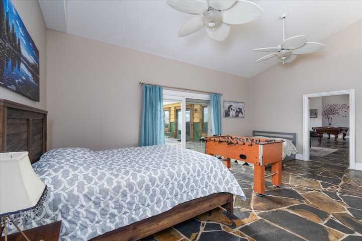 Chumba hiki kiko karibu na Chumba cha 4 cha kulala, chenye bafu kubwa lenye nafasi kubwa, na kukifanya kuwa mpangilio mzuri kwa familia ya watu 5-6. Pia ina meza ya mpira wa magongo, ikiongeza mguso wa kufurahisha na wa burudani.