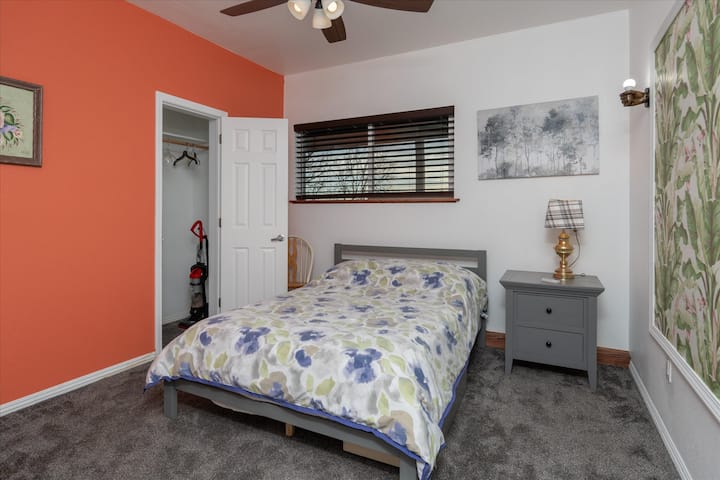 Chumba hiki kiko katika fleti ya ghorofa ya chini kando ya Chumba cha 6. Fleti ina mlango tofauti wa kujitegemea, sehemu yake ya kuishi na jiko lenye vifaa kamili, linalotoa faragha na urahisi.